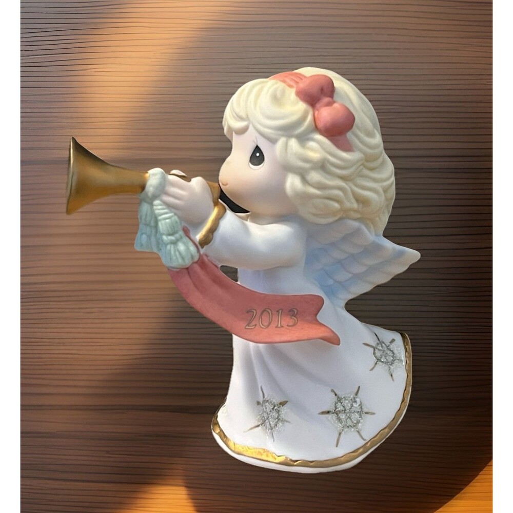Precious Moments "Peace On Earth and Goodwill To All" 2013 Figurine #131001